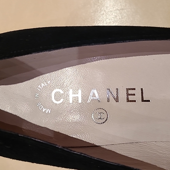 CHANEL black suede pumps with chrome and patent leather details. Size 40 - Picture 12 of 16